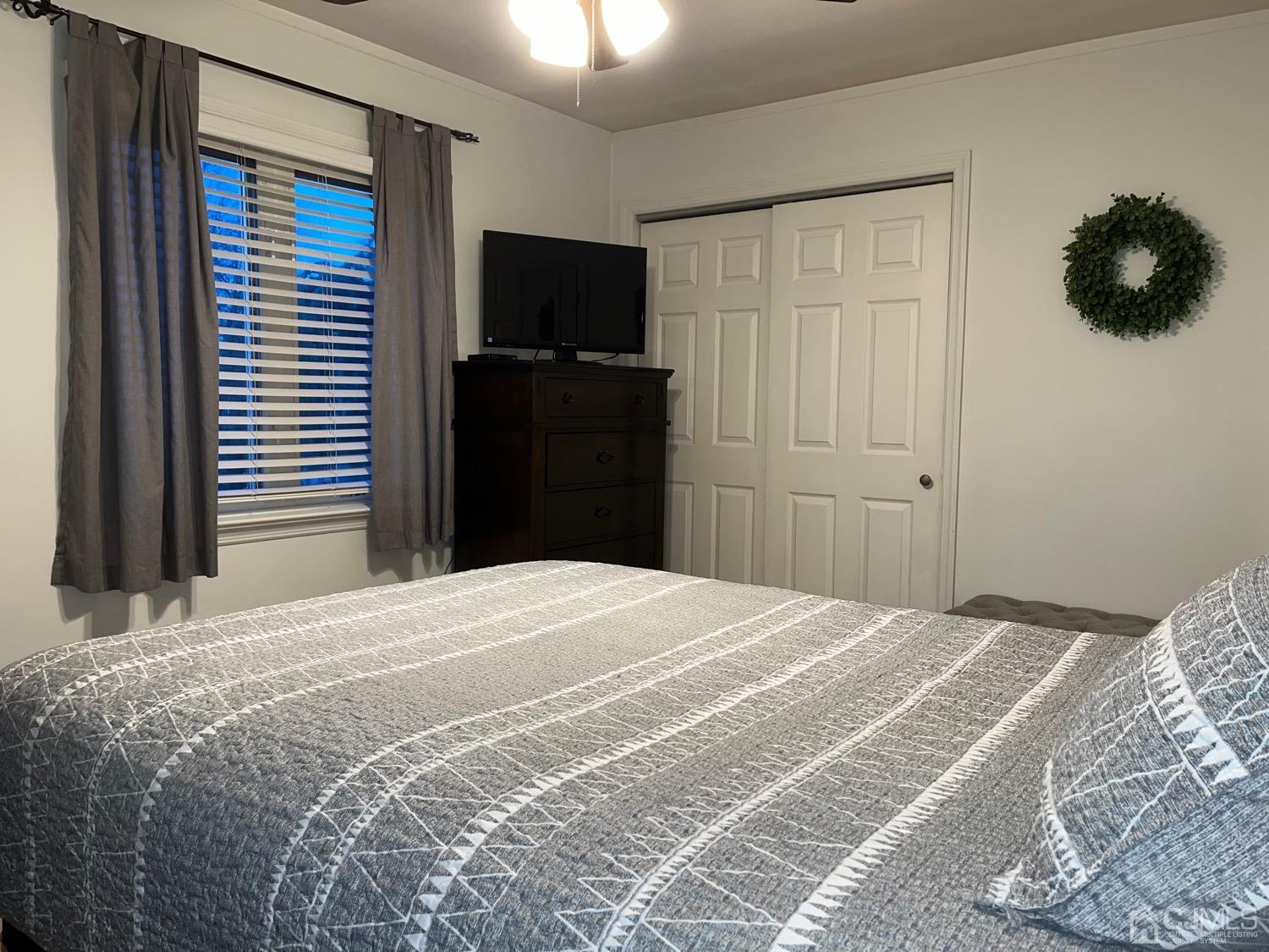 34 Dalton Place Edison, NJ 08817 - Photo 5 of 20 a bedroom with a bed and a flat tv screen