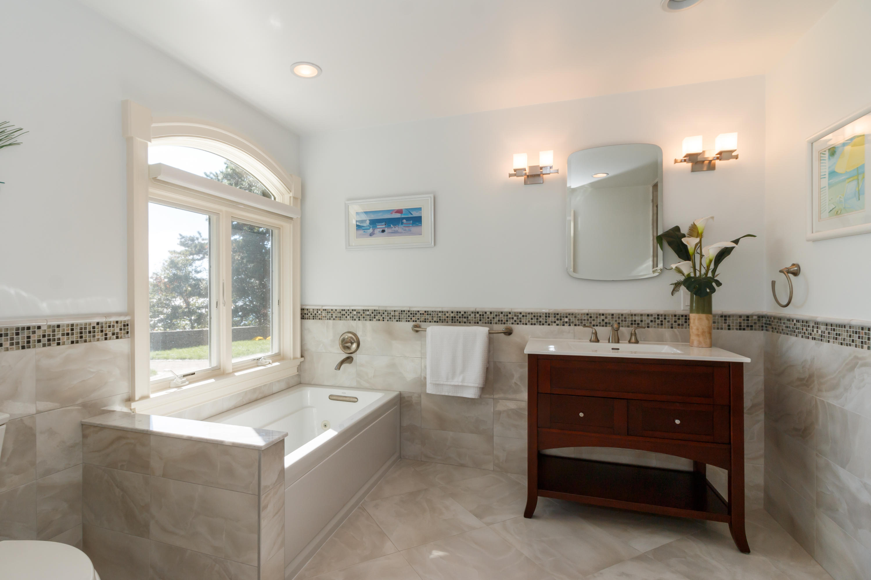 56 Lakeview Drive Centerville, MA 02632 - Photo 8 of 30 a bathroom with a tub sink and mirror