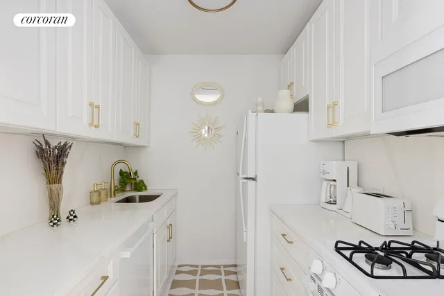 $2,300,000 | 250 South End Avenue, Unit PH2B | Battery Park City