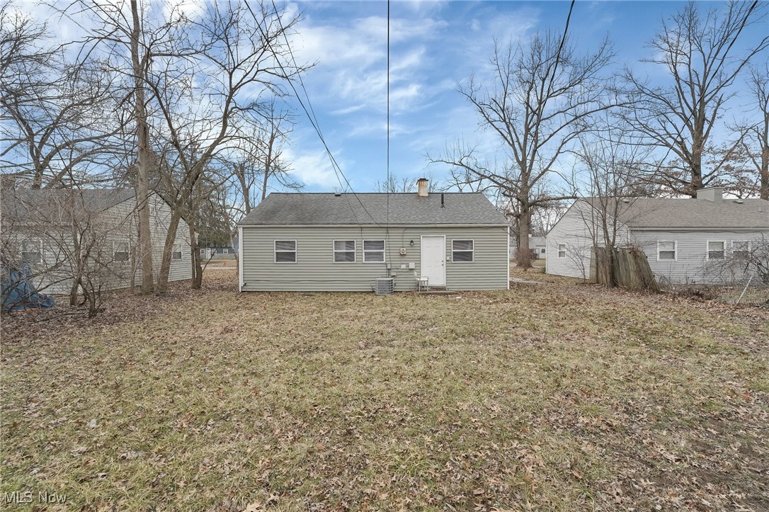 156 South Hampton Road Columbus, OH 43213 - Photo 24 of 25 Rear view of property with a lawn