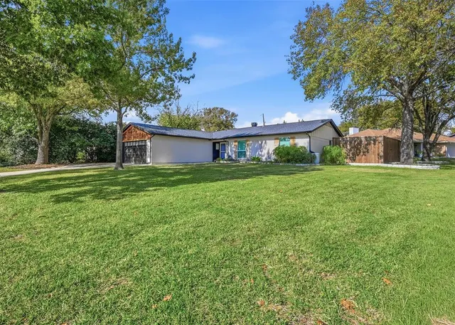 a view of a house with a yard