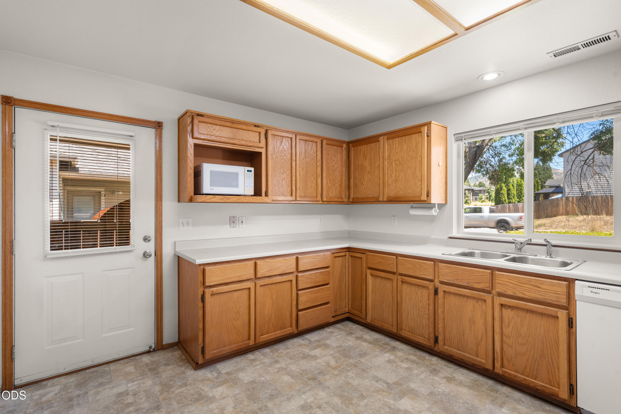 1207 Springbrook Road Medford, OR 97504 - Photo 11 of 25