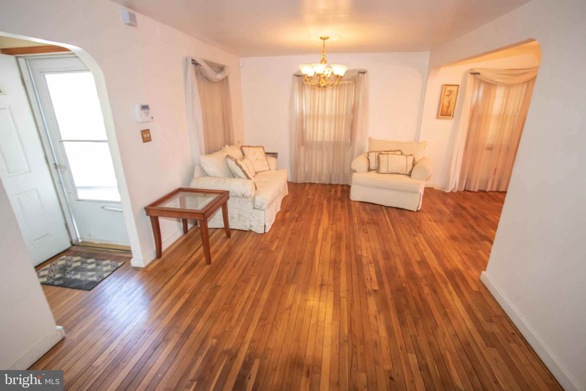 27 Lea Road New Castle, DE 19720 - Photo 4 of 14 Living Room