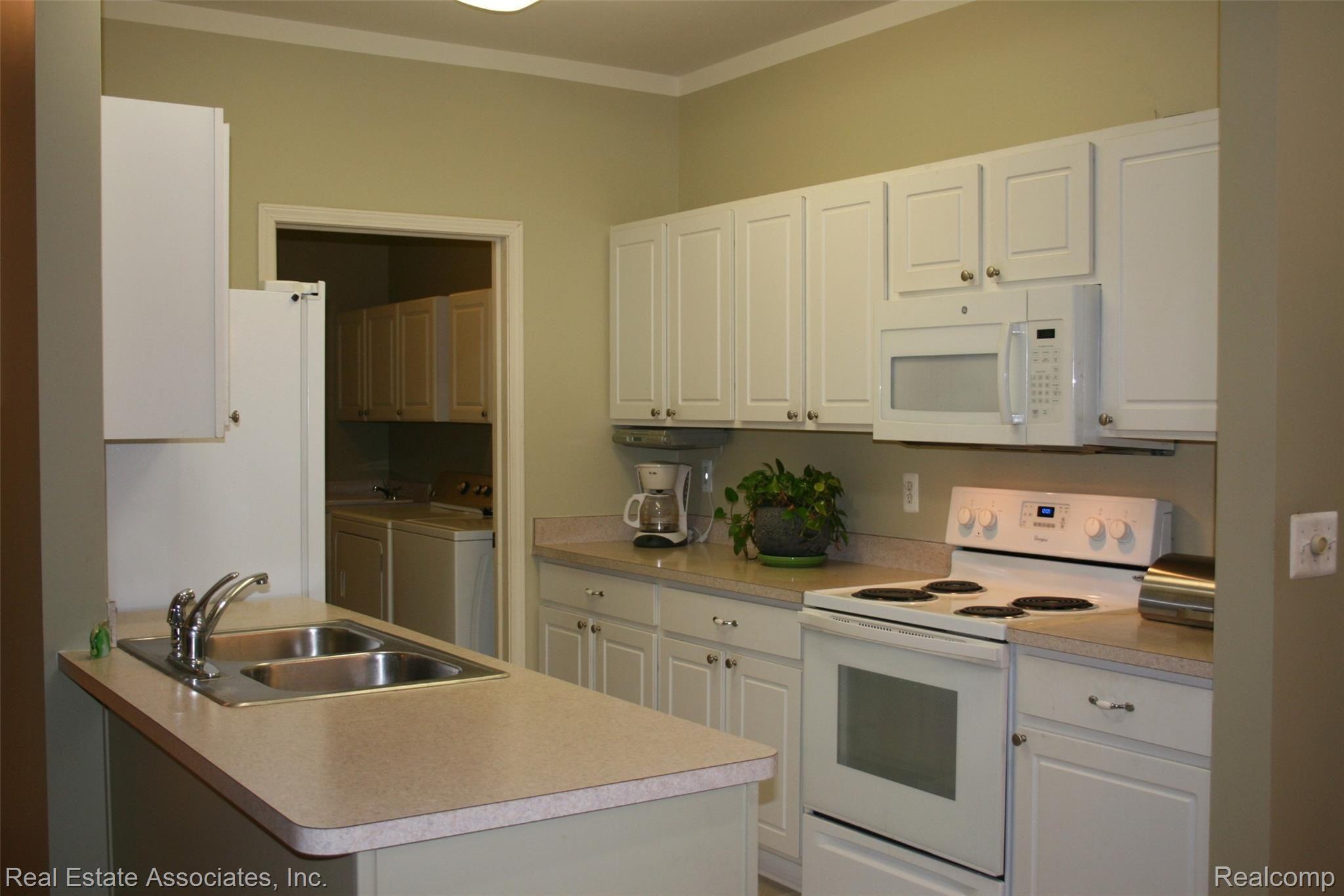 11872 Farmington Road Livonia, MI 48150 - Photo 6 of 13 .