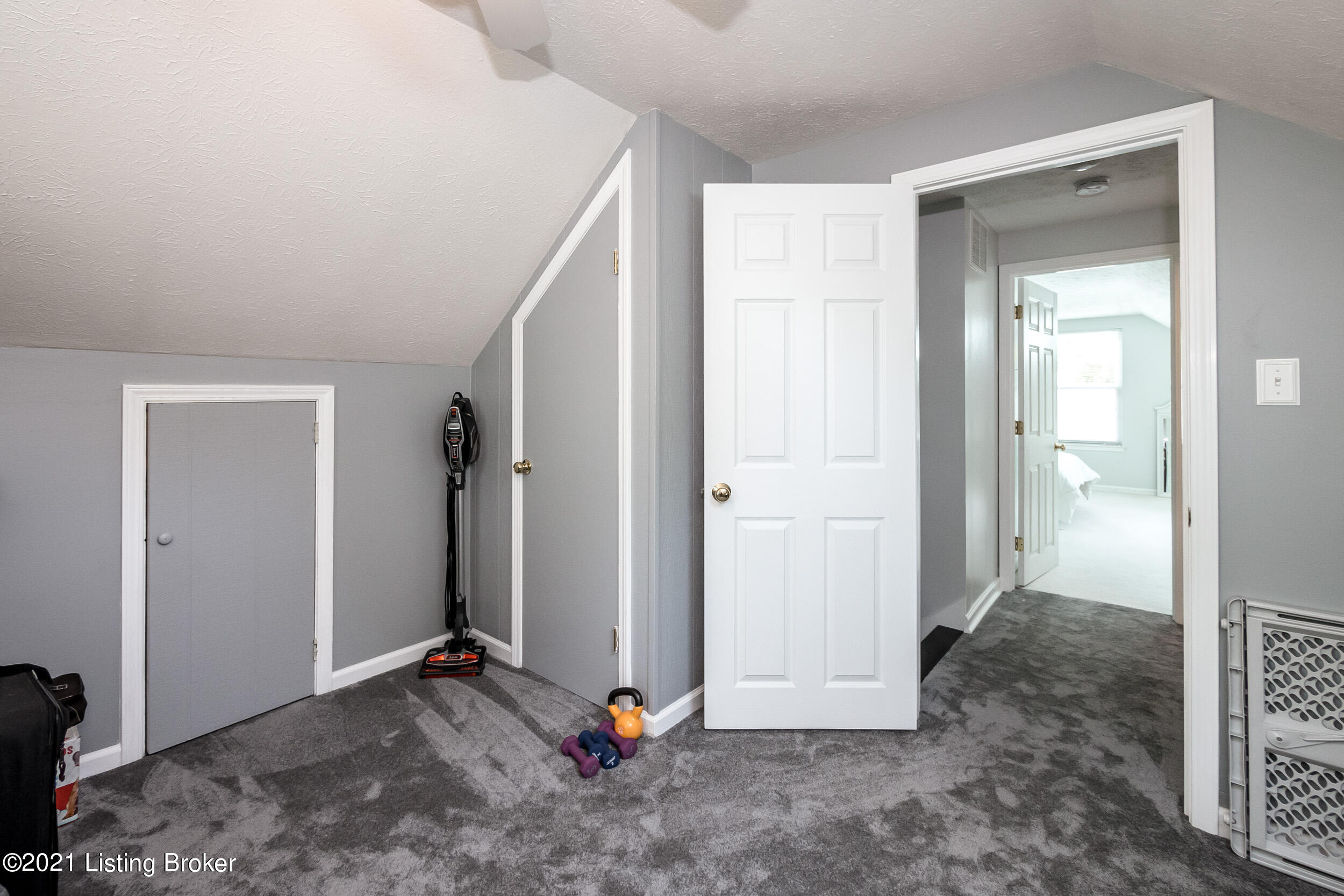3621 Dell Road Louisville, KY 40299 - Photo 24 of 29 Bedroom #4 2nd floor