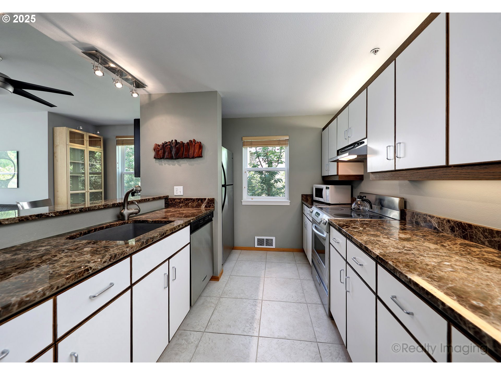 305 South Montgomery Street, Unit 404 Portland, OR 97201 - Photo 11 of 21 Kitchen