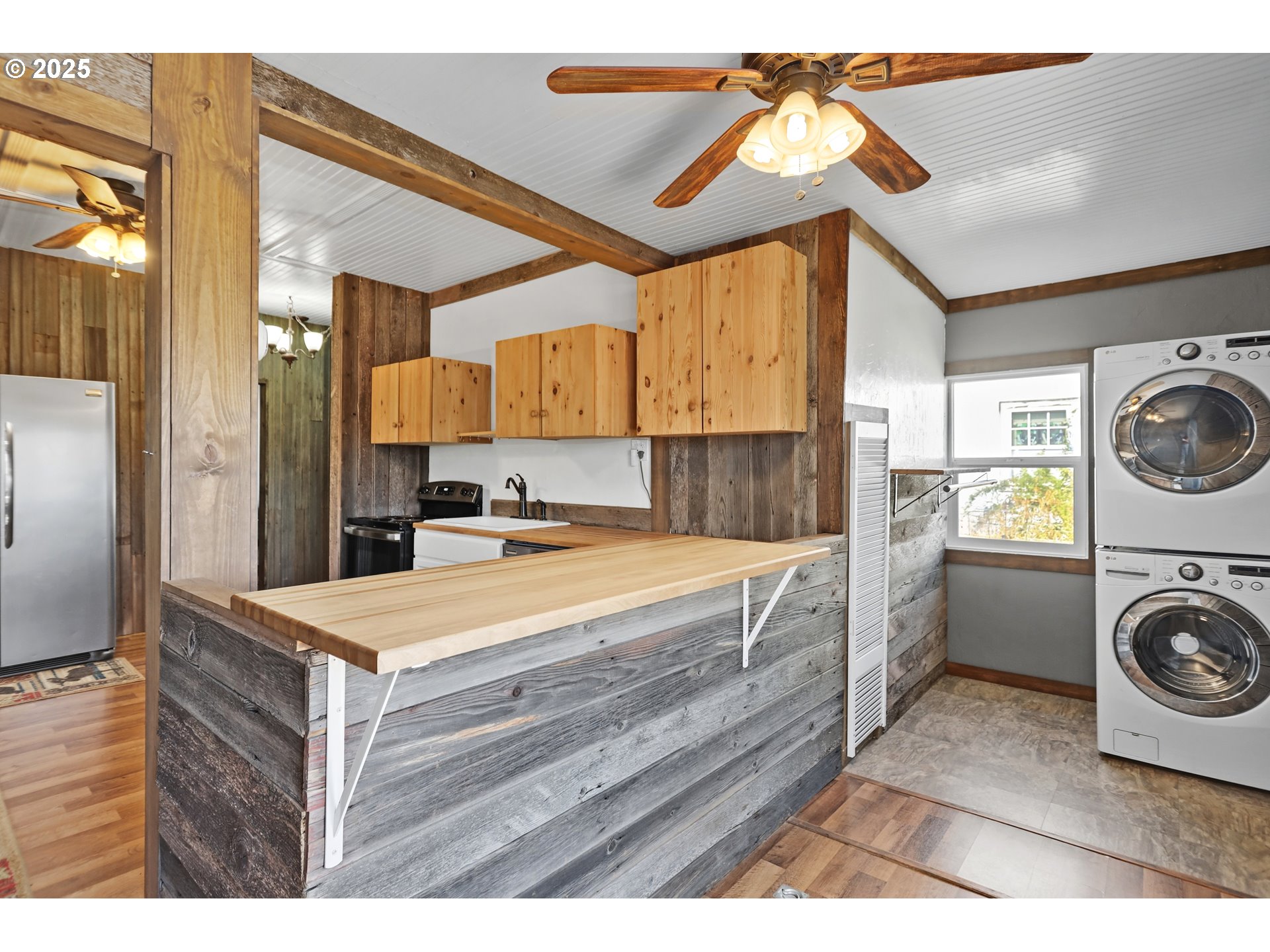 407 Southwest 4th Street Grass Valley, OR 97029 - Photo 15 of 42
