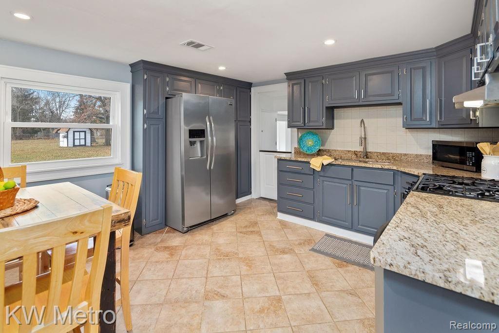 2786 Gravel Ridge Drive Rochester, MI 48307 - Photo 5 of 14 Kitchen View #1.jpg
