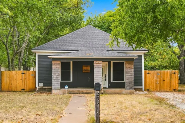 $240,998 | 203 North Pendell Avenue, Cleburne, TX 76033