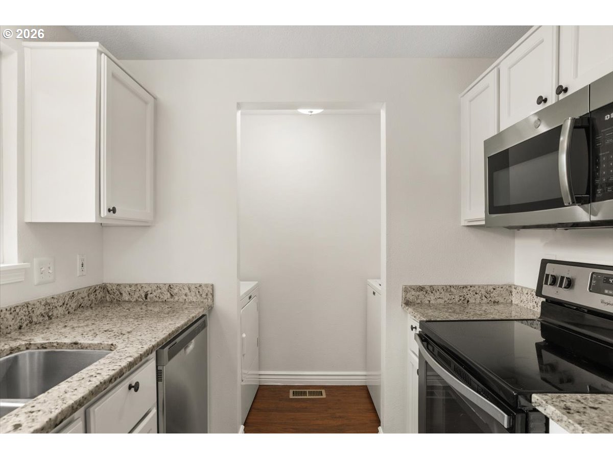 8125 Southwest Pine Street Portland, OR 97223 - Photo 14 of 44