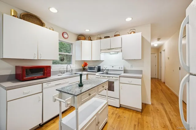 $825,000 | 9 Shinnecock Avenue, East Quogue, NY 11942