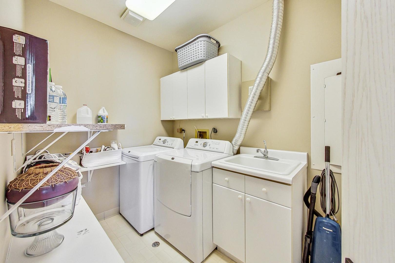 209 Rivershire Lane, Unit 503 Lincolnshire, IL 60069 - Photo 31 of 53 a utility room with dryer and washer