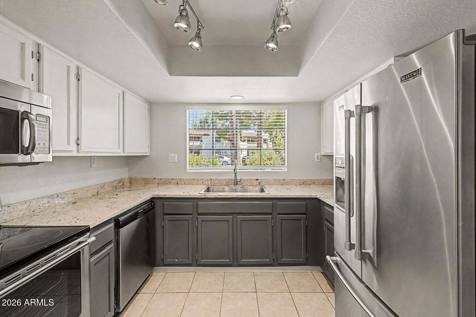 6885 East Cochise Road, Unit 142 Paradise Valley, AZ 85253 - Photo 4 of 47 a kitchen with a sink stove and refrigerator