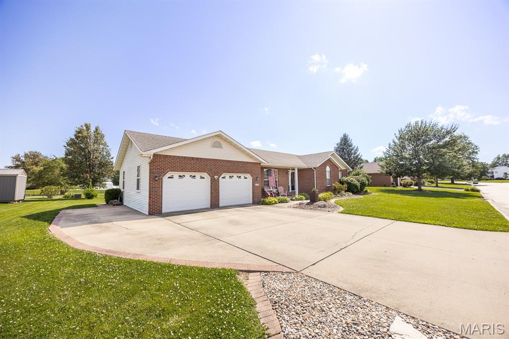 310 Coventry Way Highland, IL 62249 - Photo 2 of 29
