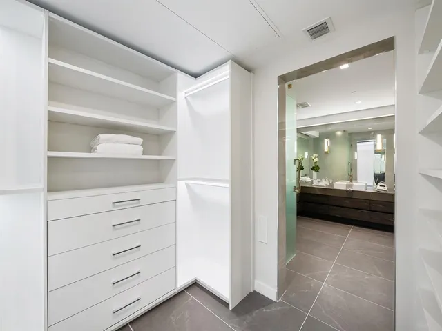 a view of livingroom with furniture