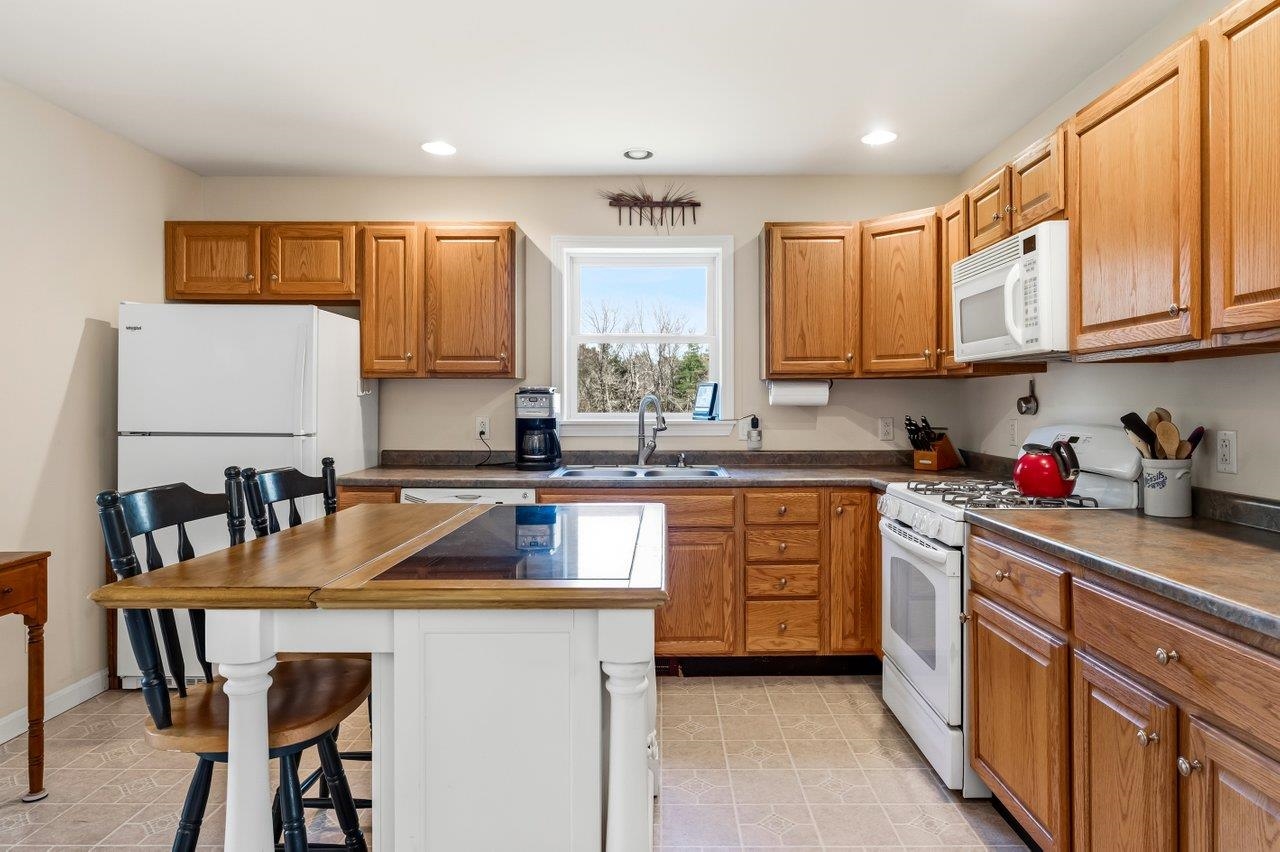 345 Stage Road Nottingham, NH 03290 - Photo 4 of 18