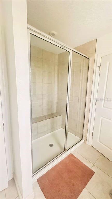 3166 Armstrong Spring Drive Kissimmee, FL 34744 - Photo 28 of 30 a bathroom with a glass shower door