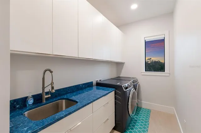 $3,190,000 | 569 Rountree Drive, Longboat Key, FL 34228