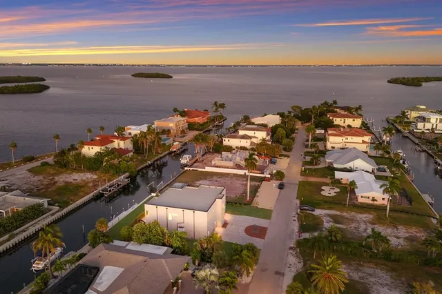 $3,190,000 | 569 Rountree Drive, Longboat Key, FL 34228