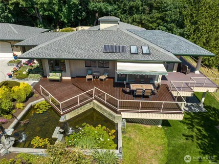 a view of a house with backyard