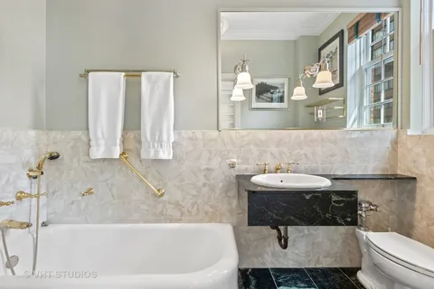 $1,050,000 | 220 East Walton Place, Unit 9W, Chicago, IL 60611