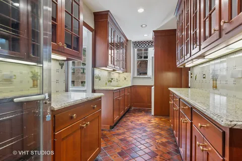 $1,050,000 | 220 East Walton Place, Unit 9W, Chicago, IL 60611