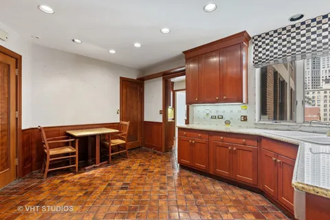 $1,050,000 | 220 East Walton Place, Unit 9W, Chicago, IL 60611
