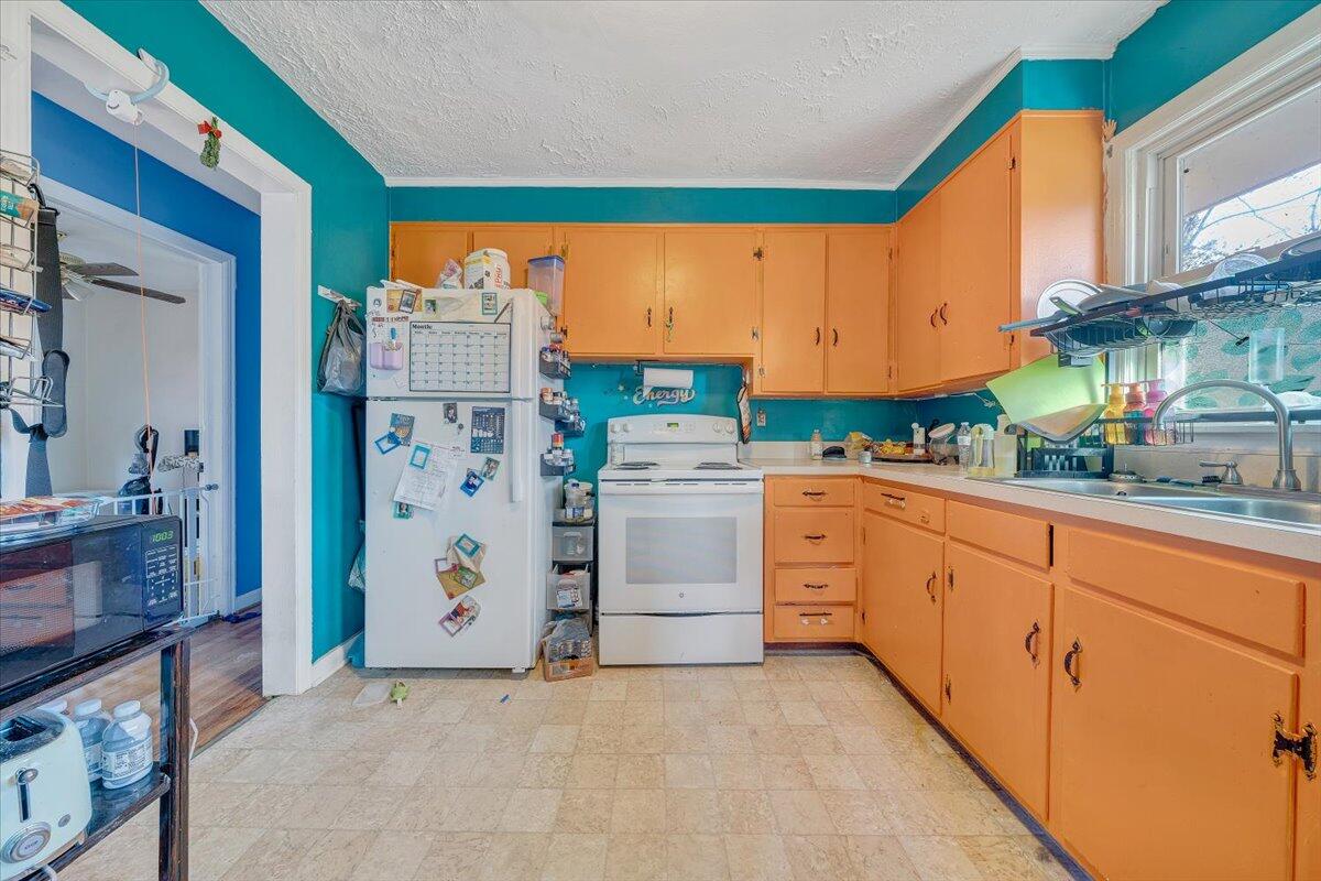 4928 Rowe Ridge Road Northwest Roanoke, VA 24017 - Photo 5 of 11 a kitchen with stainless steel appliances a stove a sink and a refrigerator