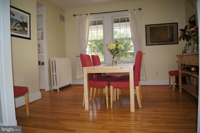 522 Murdock Road Baltimore, MD 21212 - Photo 2 of 30 Open dining room with plenty of light