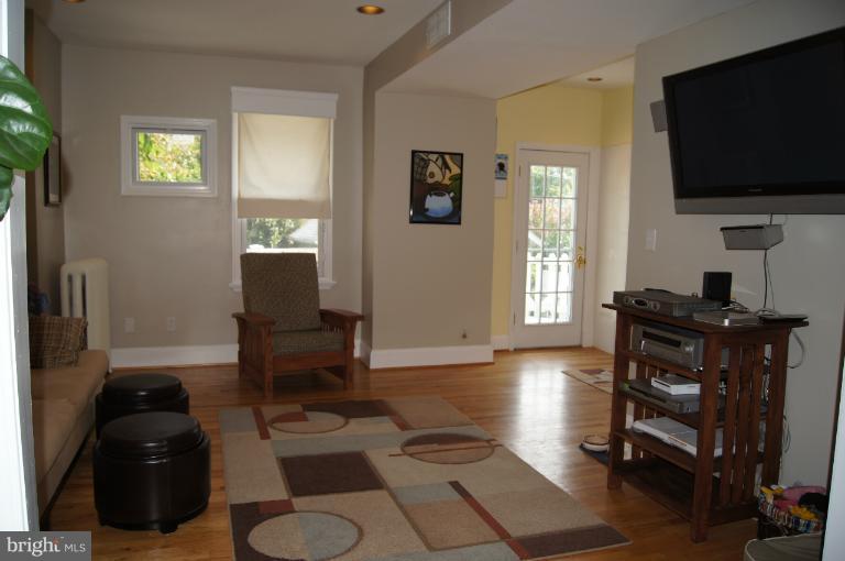 522 Murdock Road Baltimore, MD 21212 - Photo 11 of 30 View of family/living rm toward back door.