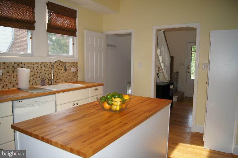 522 Murdock Road Baltimore, MD 21212 - Photo 10 of 30 Kitchen looking toward foyer