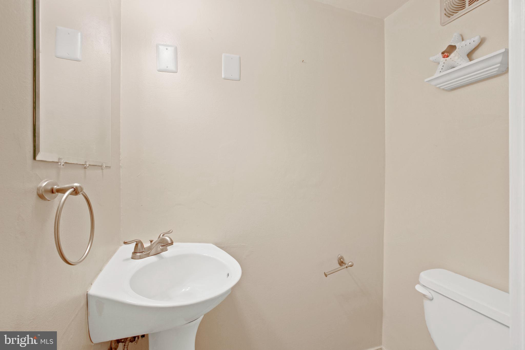 1955 Greenberry Road Baltimore, MD 21209 - Photo 5 of 38 Gallery Image 5