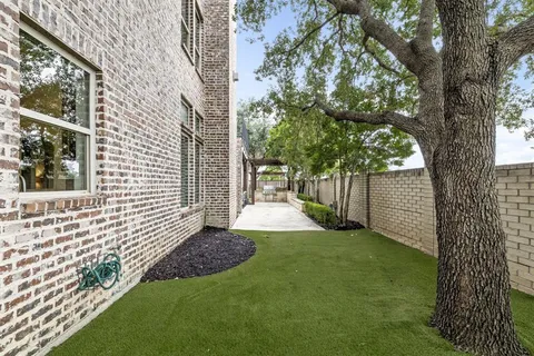 a view of a back yard of the house