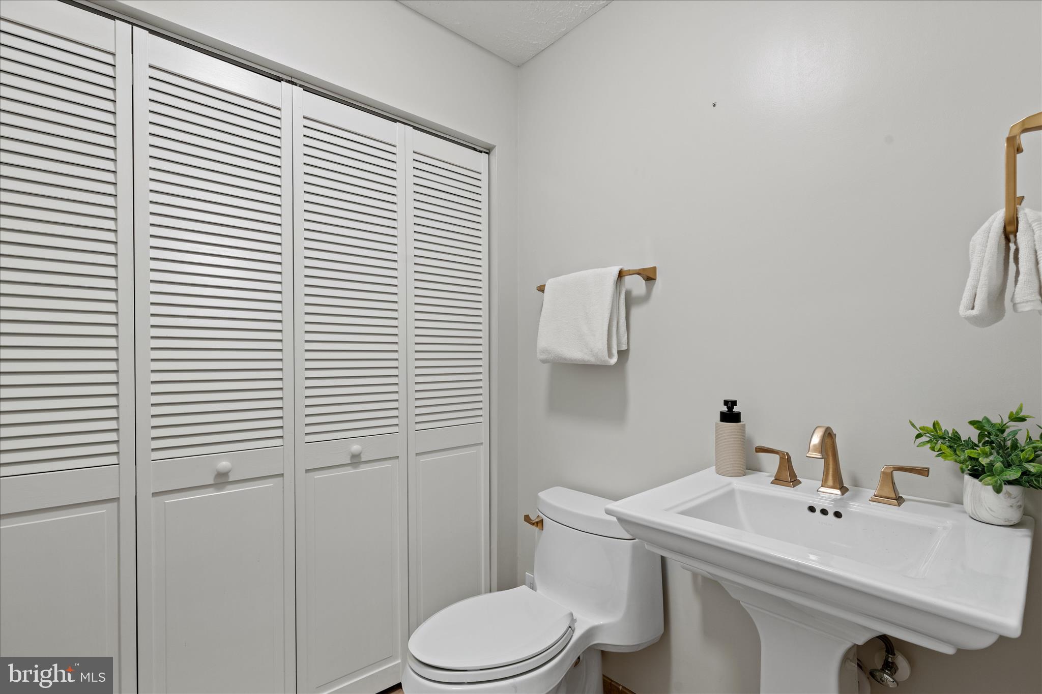 865 Moffett Forge Road Herndon, VA 20170 - Photo 14 of 62 a bathroom with a sink a toilet and mirror