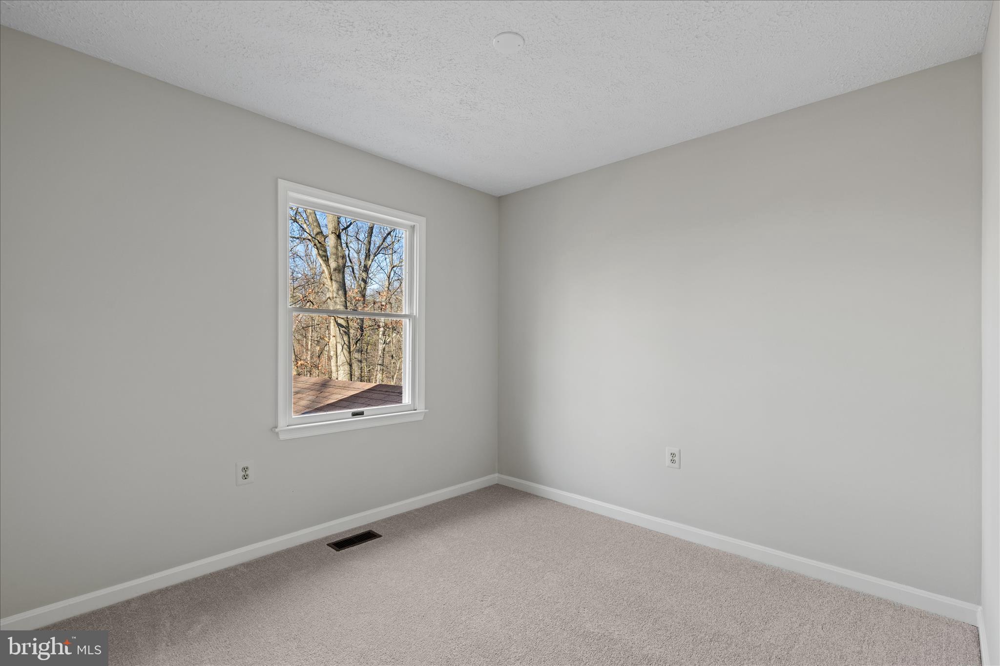 865 Moffett Forge Road Herndon, VA 20170 - Photo 35 of 62 an empty room with a window