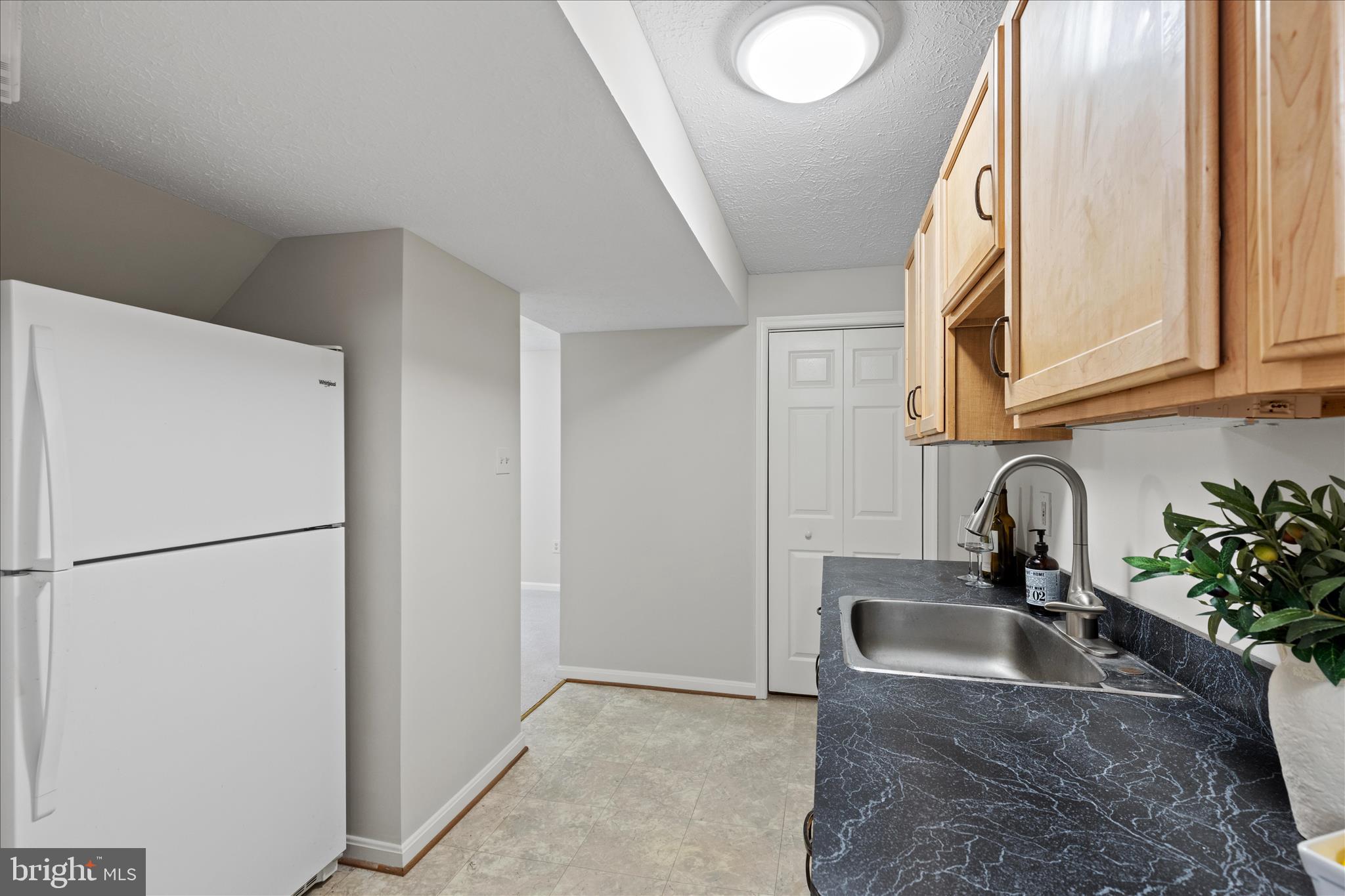 865 Moffett Forge Road Herndon, VA 20170 - Photo 43 of 62 a kitchen with stainless steel appliances granite countertop a sink a refrigerator and a granite counter tops