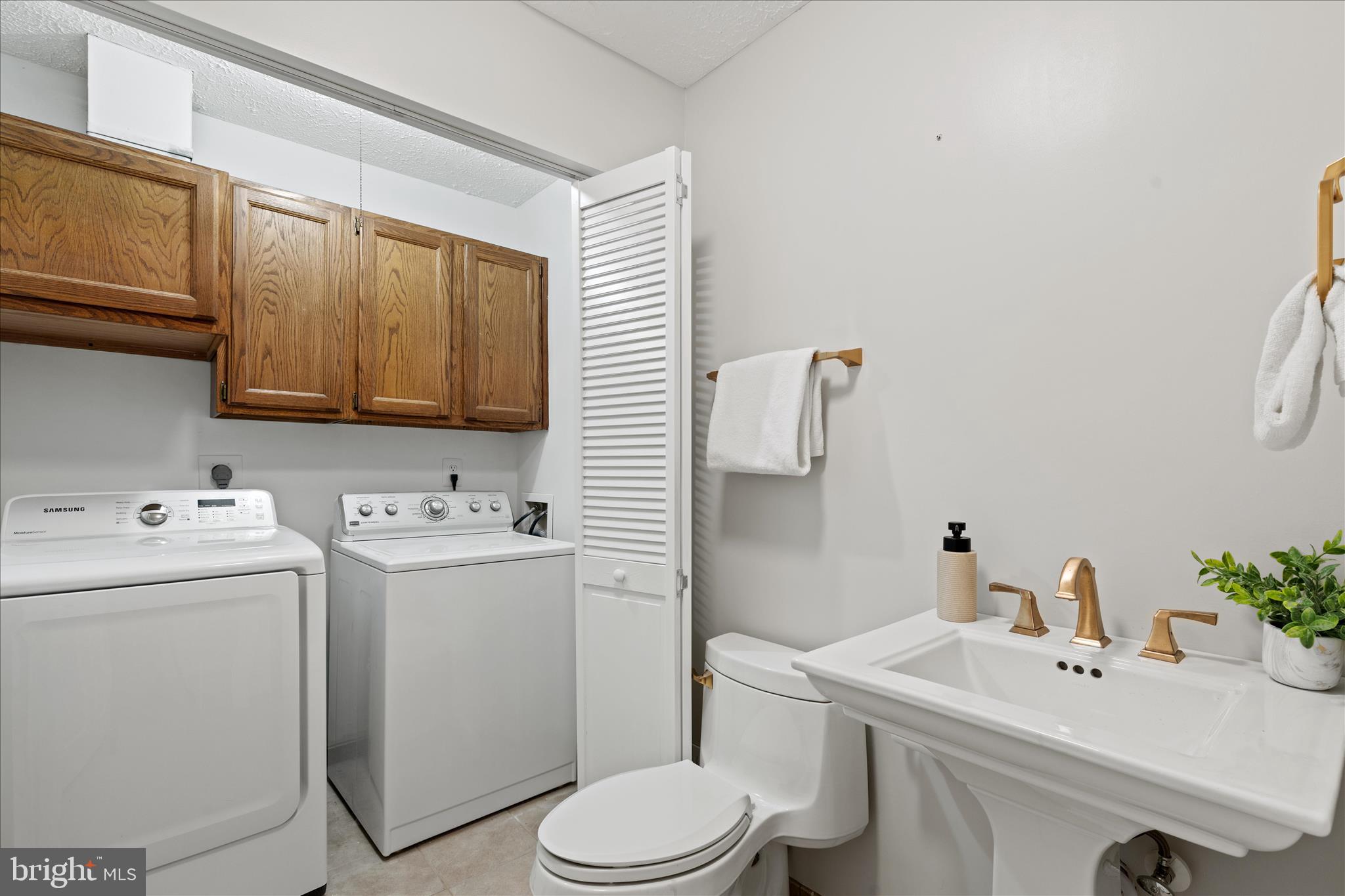 865 Moffett Forge Road Herndon, VA 20170 - Photo 49 of 62 a bathroom with a sink a toilet and vanity