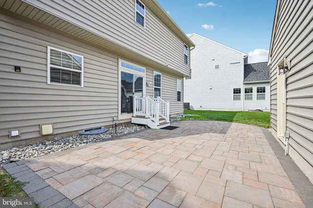 a view of a house with backyard