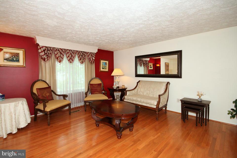 5815 Heming Avenue Springfield, VA 22151 - Photo 2 of 27 Living Room