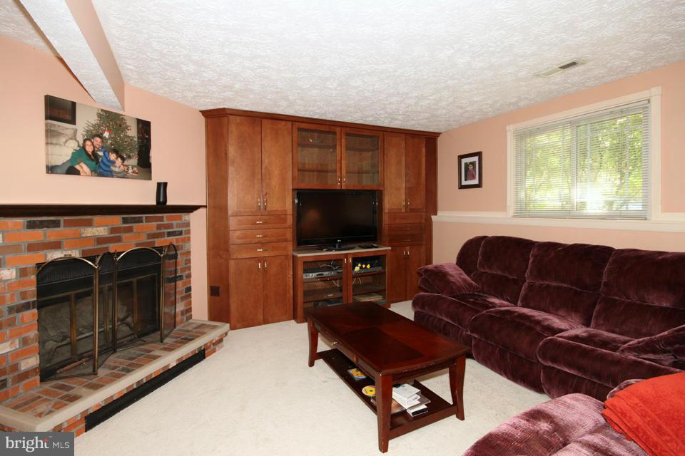 5815 Heming Avenue Springfield, VA 22151 - Photo 19 of 27 Family Room