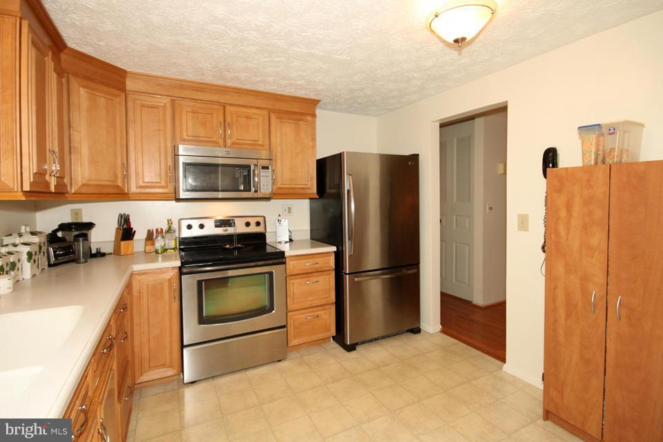 5815 Heming Avenue Springfield, VA 22151 - Photo 9 of 27 Kitchen