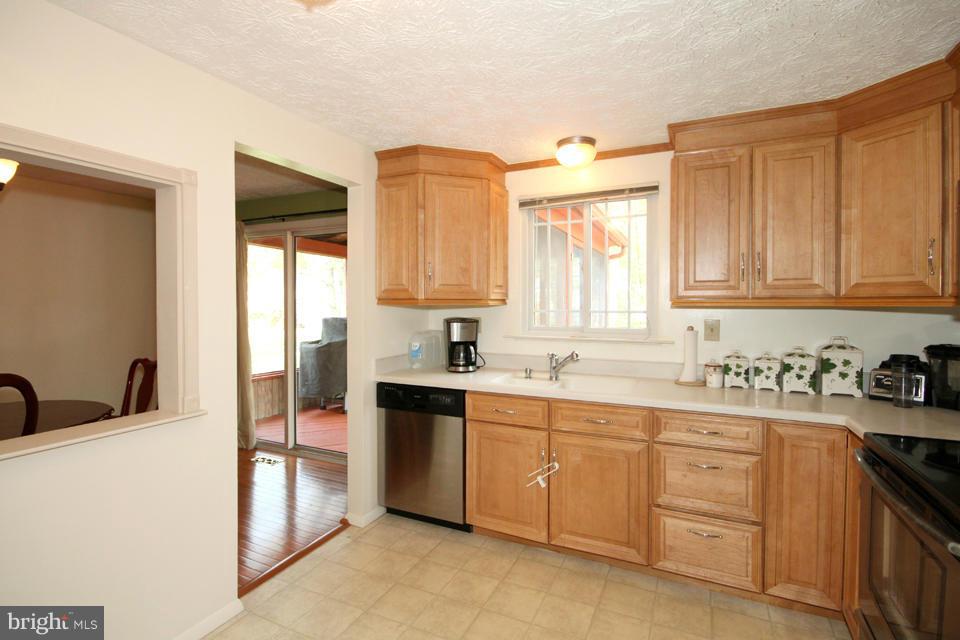 5815 Heming Avenue Springfield, VA 22151 - Photo 10 of 27 Kitchen