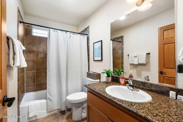 $625,000 | 228 Pomrankey Lane, Dover, ID 83825