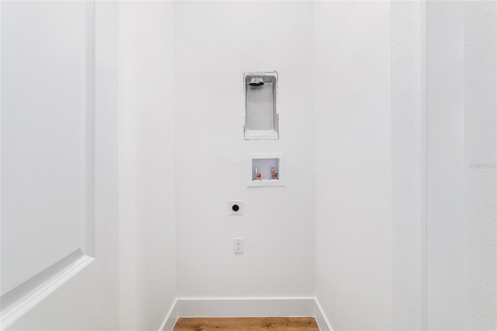 7 Oak Trail Ocala, FL 34472 - Photo 47 of 73 a bathroom with a window