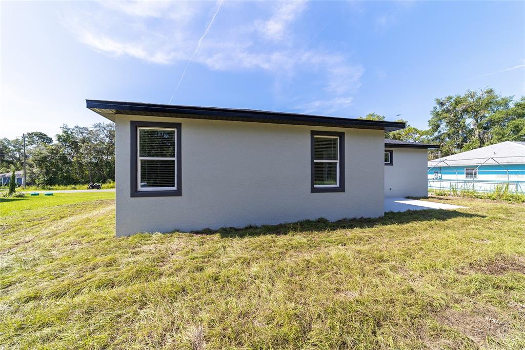 7 Oak Trail Ocala, FL 34472 - Photo 52 of 73 a view of a house with backyard and garden