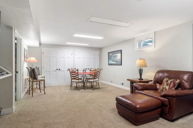 84 North Highland Road Inverness, IL 60067 - Photo 14 of 18 a living room with furniture