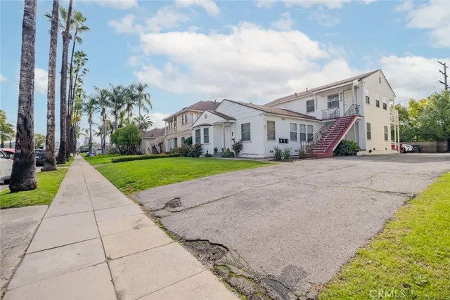 a view of a house with a yard
