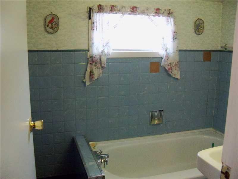 331 School Street McKees Rocks, PA 15136 - Photo 13 of 18 Full Bath.