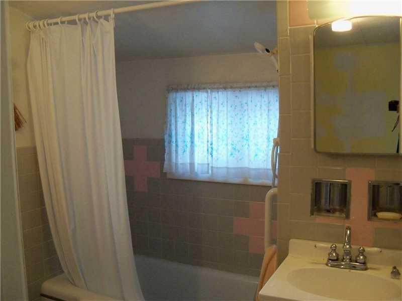 331 School Street McKees Rocks, PA 15136 - Photo 14 of 18 Full Bath.