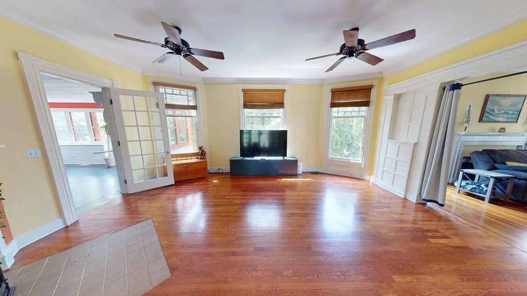 58 Market Street Onancock, VA 23417 - Photo 8 of 42 Bay windows in the living room